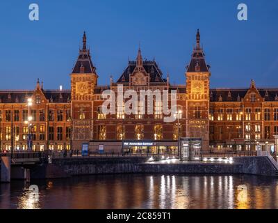 Amsterdam, Niederlande - Oktober 15 2018: Außerhalb des Amsterdamer Centraals am frühen Abend. Stockfoto