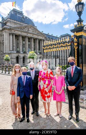 Brüssel, Belgien. Juli 2020. König Filip, Königin Mathilde, Prinzessin Elisabeth, Prinz Gabriël, Prinz Emmanuel und Prinzessin Eléonore von Belgien am Paleizenplein in Brussel, am 21. Juli 2020, um an der feierlichen Feier anlässlich des Nationaltages von BelgienCredit: Albert Nieboer/ Netherlands OUT/Point de Vue OUT  /dpa/Alamy Live News Stockfoto