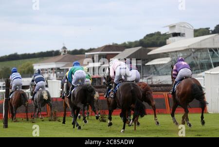 Läufer und Fahrer in Aktion während der Watch Racing Replays bei racingtv.com Handicap Hurdle Division One auf der Rennbahn Stratford-on-Avon. Stockfoto