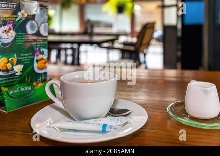 Kaffeetasse und Menü im thailändischen Restaurant während der Pandemie 19 in Bangkok, Thailand Stockfoto