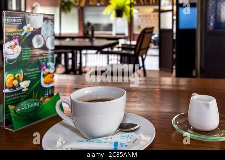 Kaffeetasse und Menü im thailändischen Restaurant während der Pandemie 19 in Bangkok, Thailand Stockfoto