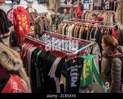 London, Großbritannien - November 03 2018: Ein Marktstand am Brick Lane Markt verkauft Vintage-Kleidung. Stockfoto