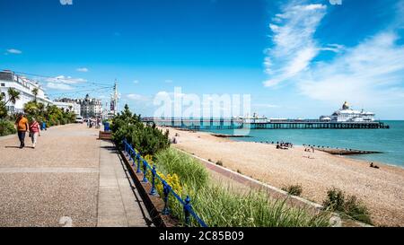 Eastbourne, East Sussex, England. Eine Sommerszene mit Strandpromenade, Promenade und Pier im beliebten Badeort an der britischen Südküste. Stockfoto