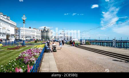 Eastbourne Promenade, Großbritannien. Eine Sommerszene von der Küste und dem Pier im Ostsussex Badeort an der Südküste Englands. Stockfoto