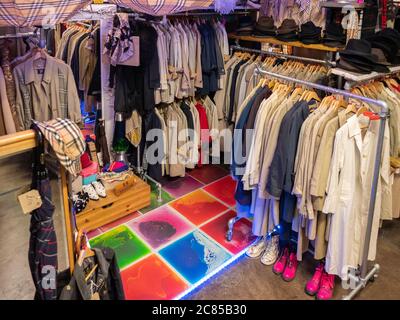 London, Großbritannien - November 03 2018: Ein Marktstand am Brick Lane Markt verkauft Vintage-Kleidung. Stockfoto