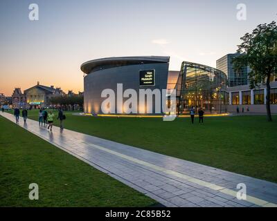 Amsterdam, Niederlande - Oktober 15 2018: Die Außenseite des Van Gogh Museums vom Museumplein am frühen Abend. Stockfoto