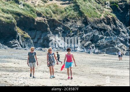 Owenahincha Beach, West Cork, Irland. Juli 2020. An einem Tag mit heißem, sonnigem Wetter und hohen 22 Grad Celsius trafen sich Touristen am Owenahincha Beach in West Cork. Quelle: AG News/Alamy Live News Stockfoto