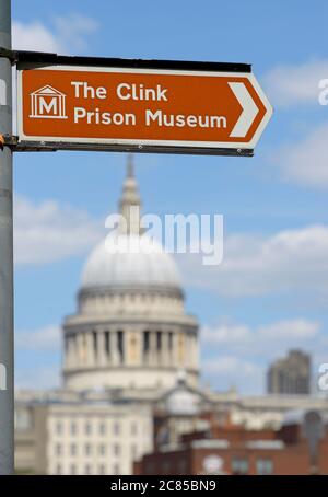 London, England, Großbritannien. Singen Sie am Südufer zum Clink Prison Museum - St. Paul's Cathedral dahinter Stockfoto