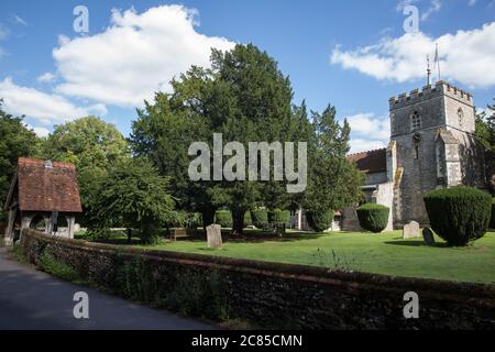 Wendover, Großbritannien. Juli 2020. Die Kirche der Heiligen Maria aus dem 14. Jahrhundert. Oliver Cromwells Soldaten lagerten während des englischen Bürgerkriegs in der Kirche und die erste Penny Sparbank in Großbritannien wurde 1799 von Pfarrer Joseph Smith in der Sakristei der Kirche gegründet. Kredit: Mark Kerrison/Alamy Live Nachrichten Stockfoto