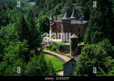 Das Chateau de Champ, lozere, frankreich, versteckt im Tal eine gut geschützte Burg. Stockfoto