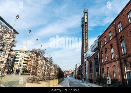 Dublin, Irland - 1. Januar 2020: Fassade der Jameson Distillery mit Leuten in der Bow Street und Smithfield Square, Dublin, Irland Stockfoto