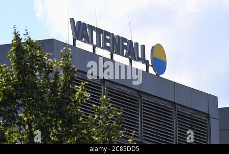 Berlin, Deutschland. Juli 2020. Das Vattenfall Logo auf dem Wärmekraftwerk Mitte. Quelle: Britta Pedersen/dpa-Zentralbild/dpa/Alamy Live News Stockfoto