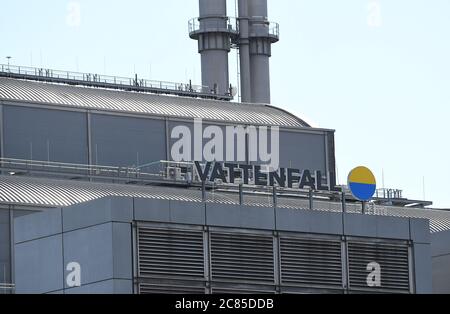 Berlin, Deutschland. Juli 2020. Das Vattenfall Logo auf dem Wärmekraftwerk Mitte. Quelle: Britta Pedersen/dpa-Zentralbild/dpa/Alamy Live News Stockfoto