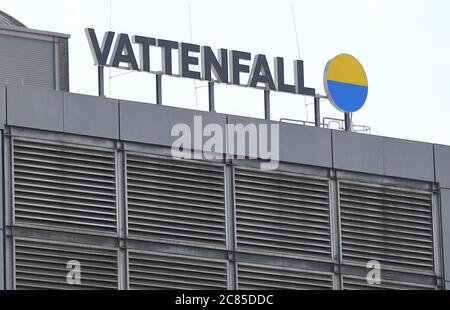 Berlin, Deutschland. Juli 2020. Das Vattenfall Logo auf dem Wärmekraftwerk Mitte. Quelle: Britta Pedersen/dpa-Zentralbild/dpa/Alamy Live News Stockfoto