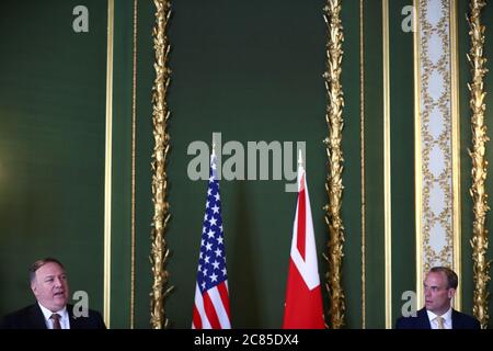 Außenminister Dominic Raab und der US-Außenminister Mike Pompeo geben im Lancaster House im Zentrum von London nach früheren privaten Treffen während des Besuchs von Herrn Pompeo im Vereinigten Königreich Erklärungen ab und stellen Fragen. Stockfoto