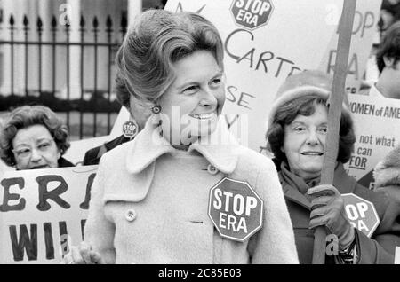 Aktivistin Phyllis Schlafly trägt ein Abzeichen "Stop ERA", demonstriert mit anderen Frauen gegen die Gleichberechtigung vor dem Weißen Haus, Washington, D.C., USA, Warren K. Leffler, 4. Februar 1977 Stockfoto