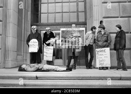 Anti-Krieg Demonstranten I.R.S. Building, Washington, D.C., USA, Warren K. Leffler, 28. April 1971 Stockfoto