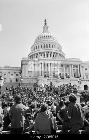 Gruppe von Veteranen versammelten sich auf der Westseite des US-Kapitolgebäudes, um gegen den Vietnamkrieg zu demonstrieren, Marion S. Trikosko, 19. April 1971 Stockfoto