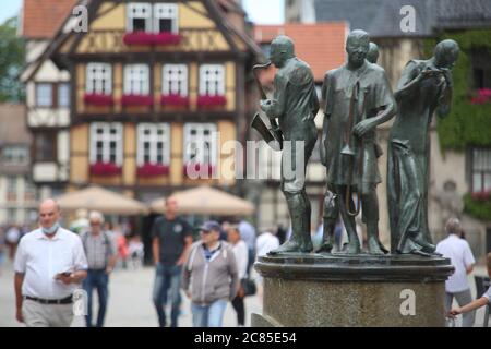 Quedlinburg, Deutschland. Juli 2020. Die Münzenberg-Musiker, eine aus vier Figuren bestehende Bronzeskulptur des Quedlinburger Künstlers Wolfgang Dreysse, sind auf dem Marktplatz in der Altstadt von Quedlinburg zu sehen. Quelle: Matthias Bein/dpa-Zentralbild/ZB/dpa/Alamy Live News Stockfoto