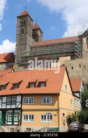 Quedlinburg, Deutschland. Juli 2020. Die Stiftskirche Quedlinburg wird derzeit gegerüstelt. Umfangreiche Sicherheitsmaßnahmen werden am Gebäude durchgeführt. Die Stiftskirche zeigt unter anderem den Domschatz. Quelle: Matthias Bein/dpa-Zentralbild/ZB/dpa/Alamy Live News Stockfoto