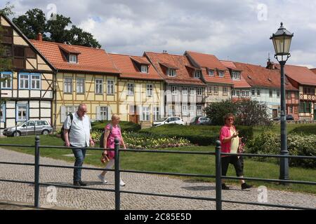 Quedlinburg, Deutschland. Juli 2020. Blick auf Fachwerkhäuser im Zentrum der Stadt Quedlinburg. Die Stadt gehört aufgrund ihrer einzigartigen Bausubstanz mit Fachwerkhäusern aus mehreren Jahrhunderten zum UNESCO Weltkulturerbe. Quelle: Matthias Bein/dpa-Zentralbild/ZB/dpa/Alamy Live News Stockfoto