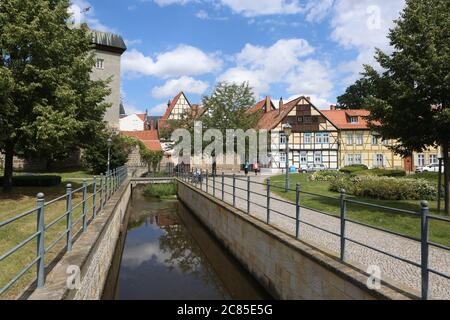 Quedlinburg, Deutschland. Juli 2020. Blick auf Fachwerkhäuser im Zentrum der Stadt Quedlinburg. Die Stadt gehört aufgrund ihrer einzigartigen Bausubstanz mit Fachwerkhäusern aus mehreren Jahrhunderten zum UNESCO Weltkulturerbe. Quelle: Matthias Bein/dpa-Zentralbild/ZB/dpa/Alamy Live News Stockfoto