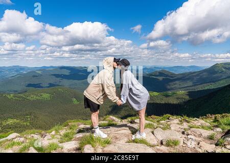 Romantisches Paar küssen, Berge auf dem Hintergrund. Gefühle und Beziehungen Konzept Stockfoto