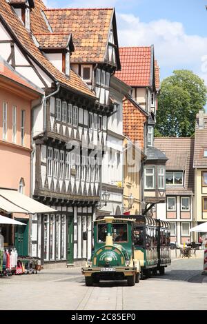 Quedlinburg, Deutschland. Juli 2020. Ein kleiner Zug bringt die Passagiere durch die Stadt Quedlinburg nach Schoßberg. Quelle: Matthias Bein/dpa-Zentralbild/ZB/dpa/Alamy Live News Stockfoto