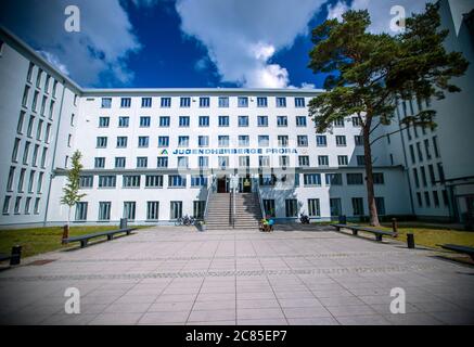 Prora, Deutschland. Juli 2020. Die Jugendherberge in Prora im ehemaligen KdF-Gebäude Prora auf der Insel Rügen. Quelle: Jens Büttner/dpa-Zentralbild/ZB/dpa/Alamy Live News Stockfoto