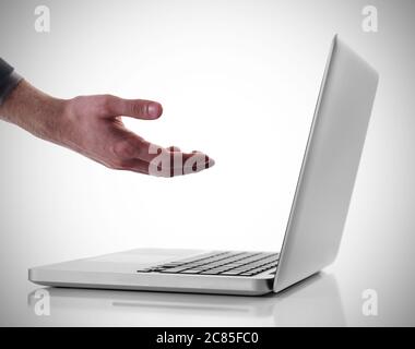 Hand in Front auf Laptop Stockfoto
