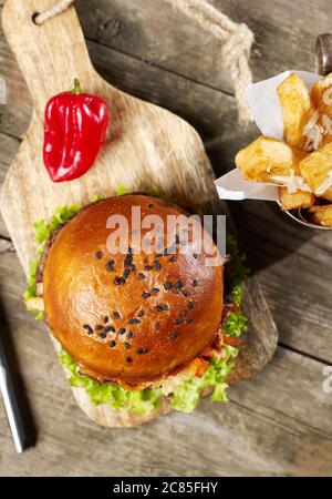 Rustikaler Burger mit Pommes Stockfoto