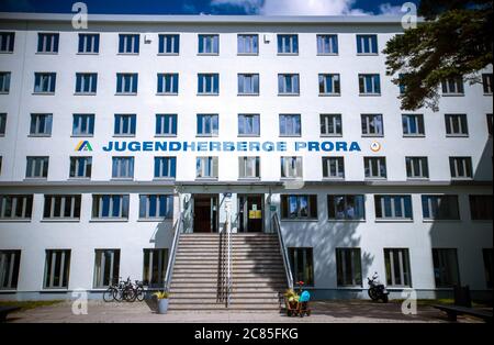 Prora, Deutschland. Juli 2020. Die Jugendherberge in Prora im ehemaligen KdF-Gebäude Prora auf der Insel Rügen. Quelle: Jens Büttner/dpa-Zentralbild/ZB/dpa/Alamy Live News Stockfoto