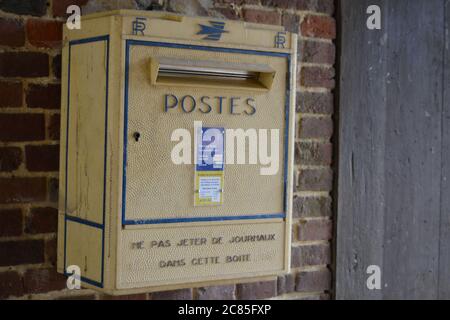 GERBEROY, FRANKREICH - 26. Mai 2018: Alte Symbole im alten Dorf Gerberoy Stockfoto