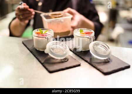 Himbeer Dessert, Käsekuchen, Kleinigkeit, Maus in einem Glas auf einem hölzernen Hintergrund. Stockfoto