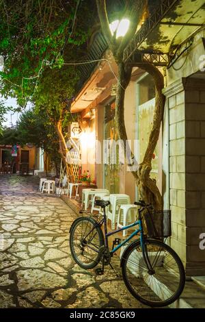 Traditionelle Gasse in der Altstadt von Preveza Stadt, in Epirus Region, Griechenland, Europa Stockfoto