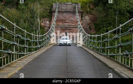 River Tweed, Englisch/Schottische Grenze, Großbritannien, 21. Juli 2020. 200 Jahre Union Bridge: Die Brücke feiert am 26. Juli ihr 200-jähriges Bestehen. Es war die erste Fahrzeugaufhängung Brücke in Großbritannien. Zur Zeit ihrer Errichtung war sie mit 137 m die längste schmiedeeiserne Hängebrücke der Welt. Es wird immer noch regelmäßig von Fußgängern, Radfahrern und Autos verwendet, aber Autos müssen es zu einer Zeit überqueren Stockfoto