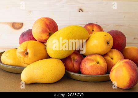 Gelbe Mangos und Pfirsiche. Frische reife Bio tropische Früchte aus nächster Nähe Stockfoto