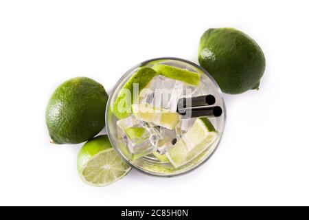 Caipiroska Cocktail mit Limette isoliert auf weißem Hintergrund Stockfoto