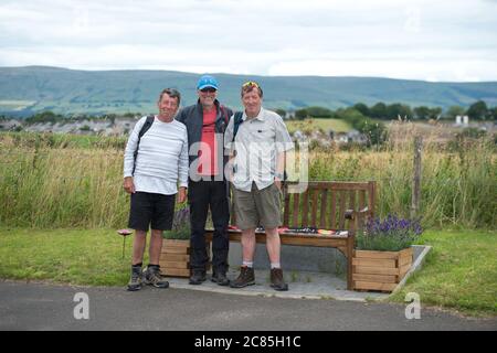 Auchinloch bei Lenzie, Schottland, Großbritannien. Juli 2020. Im Bild: Drei enge Brüder auf einem Spaziergang durch die Landschaft. In der Nähe befindet sich die Golden Pheasant Bar in Auchinloch, die einen perfekten Halt mitten im Spaziergang bietet. Die drei Brüder gehen jeden Dienstag spazieren, und heute war dies auf den Dalen von Kirkintilloch und Lenzie. Sie sagten, dass ein Spaziergang gut für die Seele und perfekt zum Plaudern und toll für die psychische Gesundheit ist, besonders während der Coronavirus-Krise. Quelle: Colin Fisher/Alamy Live News Stockfoto