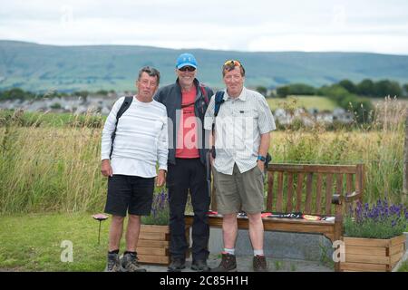 Auchinloch bei Lenzie, Schottland, Großbritannien. Juli 2020. Im Bild: Drei enge Brüder auf einem Spaziergang durch die Landschaft. In der Nähe befindet sich die Golden Pheasant Bar in Auchinloch, die einen perfekten Halt mitten im Spaziergang bietet. Die drei Brüder gehen jeden Dienstag spazieren, und heute war dies auf den Dalen von Kirkintilloch und Lenzie. Sie sagten, dass ein Spaziergang gut für die Seele und perfekt zum Plaudern und toll für die psychische Gesundheit ist, besonders während der Coronavirus-Krise. Quelle: Colin Fisher/Alamy Live News Stockfoto