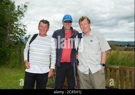 Auchinloch bei Lenzie, Schottland, Großbritannien. Juli 2020. Im Bild: Drei enge Brüder auf einem Spaziergang durch die Landschaft. In der Nähe befindet sich die Golden Pheasant Bar in Auchinloch, die einen perfekten Halt mitten im Spaziergang bietet. Die drei Brüder gehen jeden Dienstag spazieren, und heute war dies auf den Dalen von Kirkintilloch und Lenzie. Sie sagten, dass ein Spaziergang gut für die Seele und perfekt zum Plaudern und toll für die psychische Gesundheit ist, besonders während der Coronavirus-Krise. Quelle: Colin Fisher/Alamy Live News Stockfoto