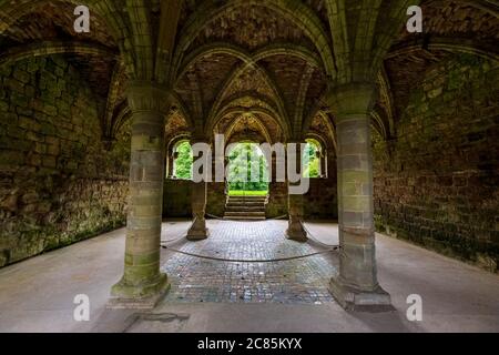 Der geflieste Boden und die gewölbte Decke des Kapitelhauses in Buildwas Abbey, Shropshire, England Stockfoto