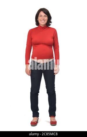 Vorderansicht des Vollportraits einer schwangeren Frau mit Freizeitkleidung auf weißem Hintergrund, Stockfoto