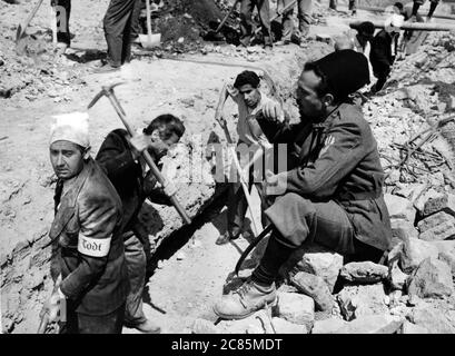 Tutti a Casa Alle gehen nach Hause! Jahr : 1960 Italien Direktor : Luigi Comencini Alberto Sordi, Eduardo De Filippo Stockfoto