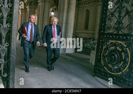 WESTMINSTER LONDON, GROSSBRITANNIEN. Juli 2020. Der britische Premierminister Boris Johnson R) geht mit Alister Jack Secretary of State for Scotland (L), während sie nach einem morgendlichen Kabinettstreffen in die Downing Street 10 durch die Tore des Treasuy-Büros zurückkehren. Kredit: amer ghazzal/Alamy Live Nachrichten Stockfoto