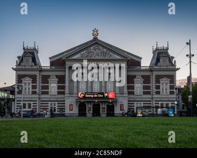 Amsterdam, Niederlande - Oktober 15 2018: Blick am frühen Abend auf die Amsterdamer Konzerthalle, vom Museumplein aus. Stockfoto