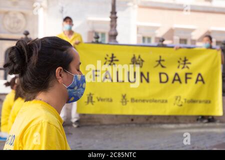 Rom, Italien. Juli 2020. Demonstration von Falun Gong-Praktizierenden vor dem Palazzo Montecitorio in Rom, Italien am 21. Juli 2020. (Foto: Matteo Nardone/Pacific Press/Sipa USA) Quelle: SIPA USA/Alamy Live News Stockfoto