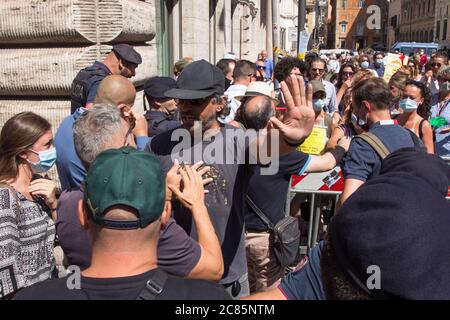 Rom, Italien. Juli 2020. Demonstration von Falun Gong-Praktizierenden vor dem Palazzo Montecitorio in Rom, Italien am 21. Juli 2020. (Foto: Matteo Nardone/Pacific Press/Sipa USA) Quelle: SIPA USA/Alamy Live News Stockfoto