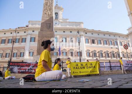 Rom, Italien. Juli 2020. Demonstration von Falun Gong-Praktizierenden vor dem Palazzo Montecitorio in Rom, Italien am 21. Juli 2020. (Foto: Matteo Nardone/Pacific Press/Sipa USA) Quelle: SIPA USA/Alamy Live News Stockfoto