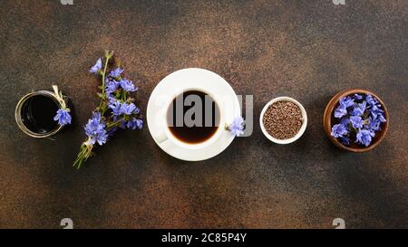 Zichorien trinken und Blumen. Gesundes Kräutergetränk, Kaffee-Ersatz. Stockfoto